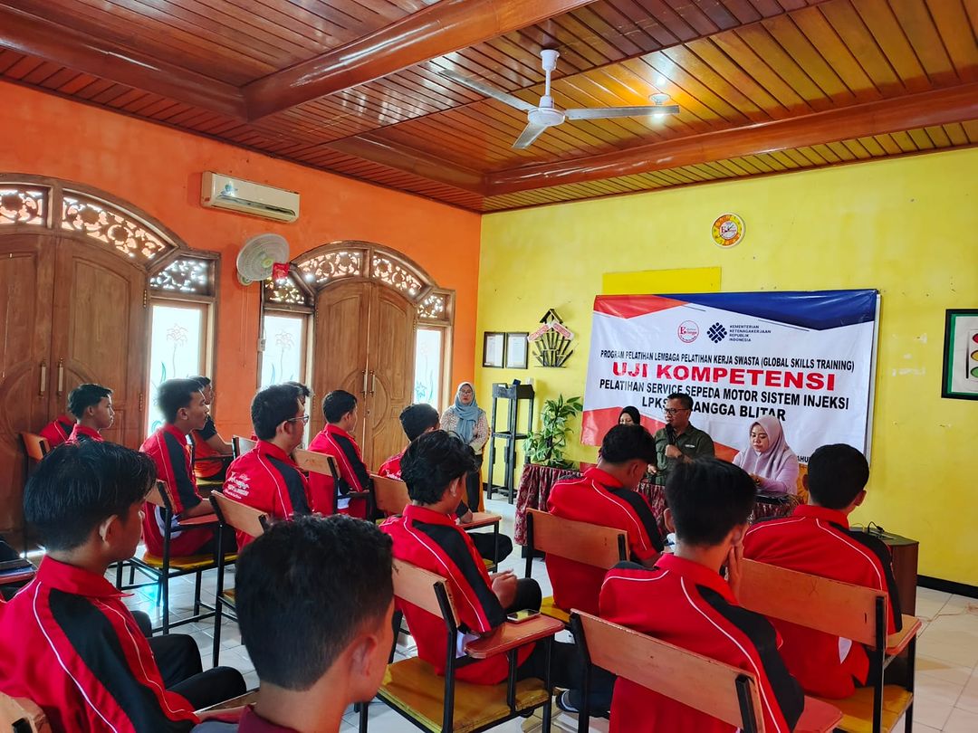 Uji kompetensi Otomotif. Foto : IG Erlangga Blitar